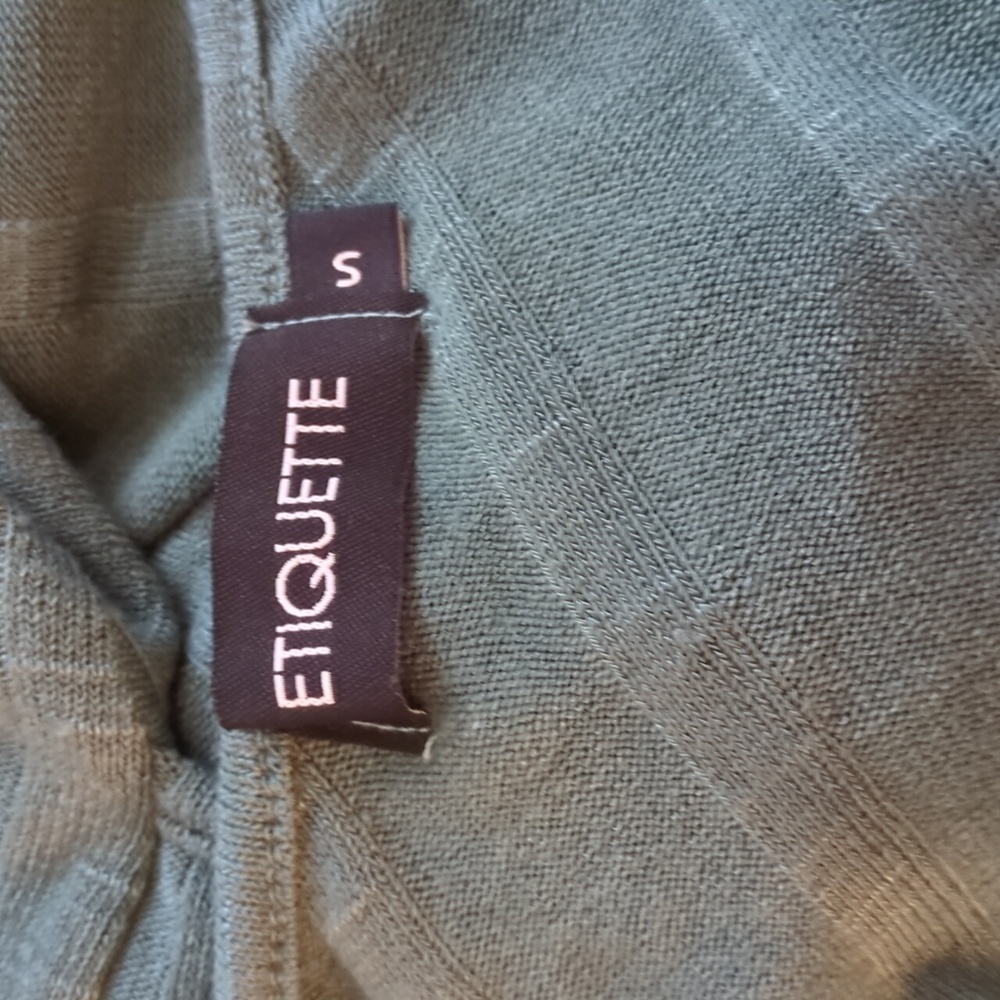 Etiquette top long sleeve size small color Green. - Picture 3 of 4